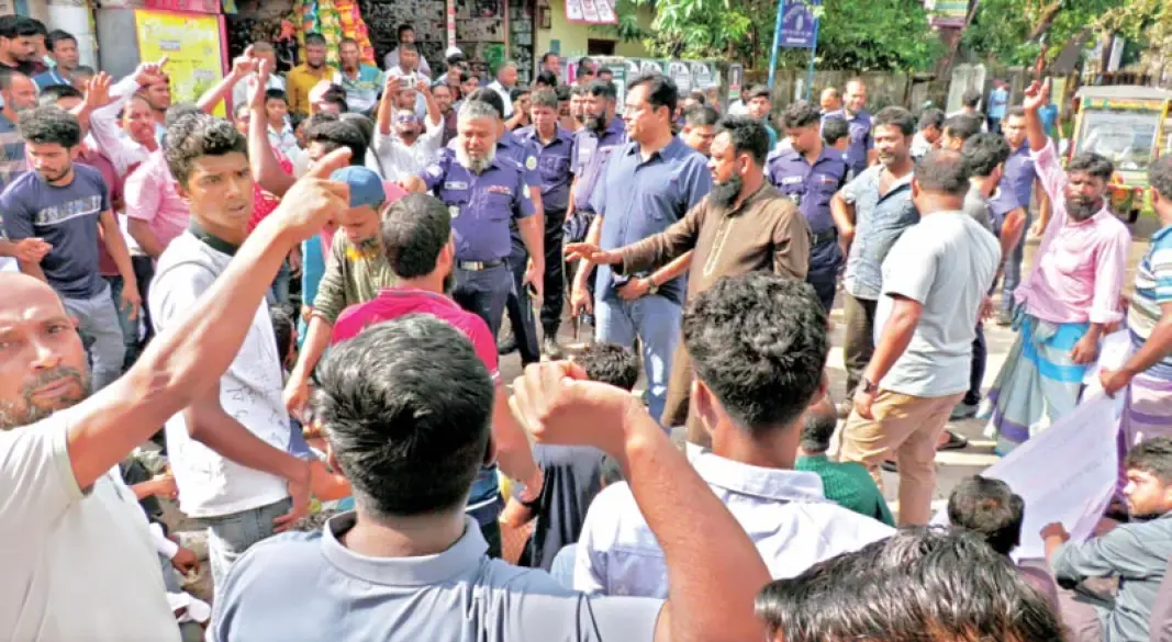 আগ্নেয়াস্ত্র, মাদকসহ আটক ব্যক্তিকে ছাড়িয়ে নিতে এলাকাবাসীর থানা ঘেরাওয়ের চেষ্টা।