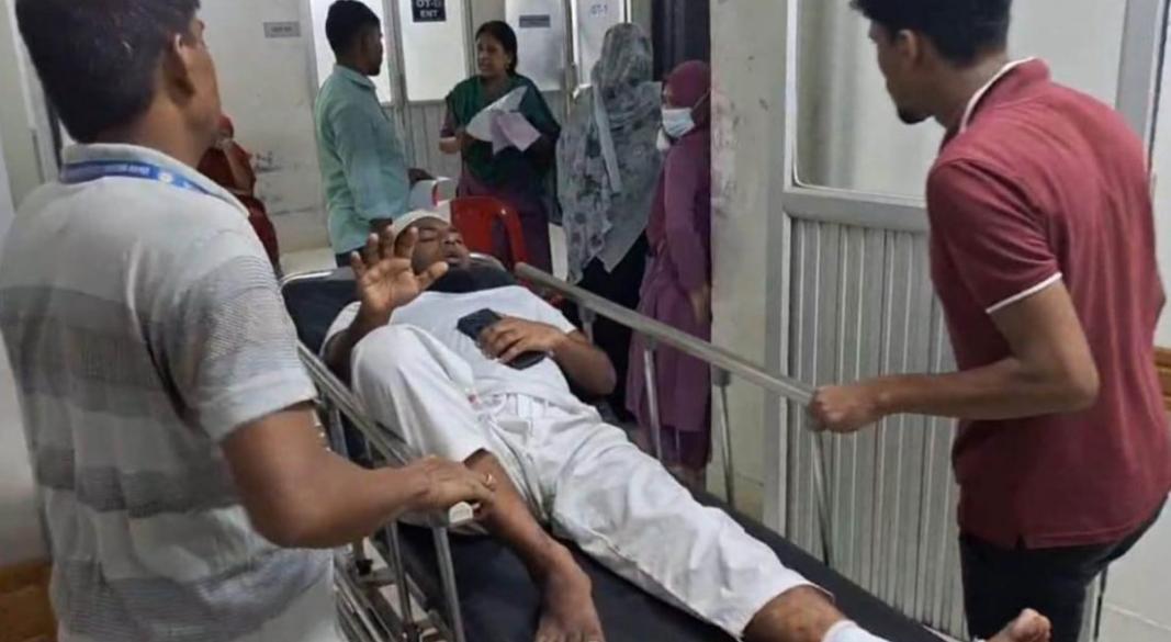 আহতদের এনাম মেডিক্যাল কলেজ হাসপাতালে ভর্তি করা হয়েছে