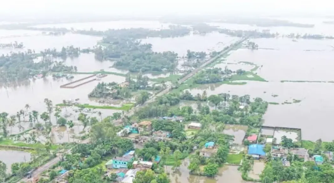 বন্যায় পাহাড়ধস ও পানি