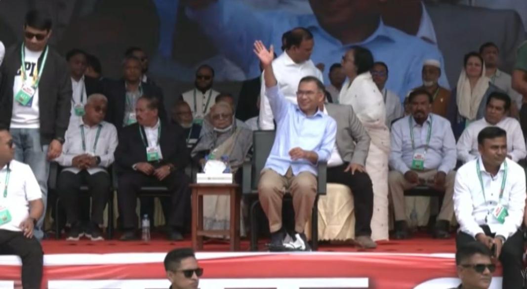 বরিশালে পৌঁছে নির্বাচনি জনসভায় যোগ দিয়েছেন বিএনপি চেয়ারম্যান তারেক রহমান।