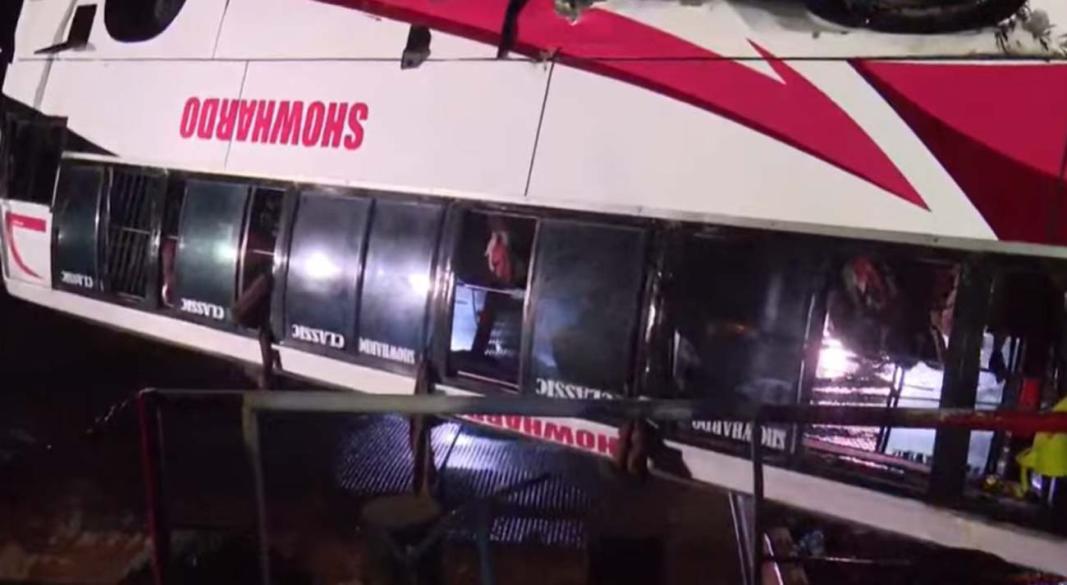 দৌলতদিয়া ফেরিঘাটে পদ্মা নদীতে যাত্রীবাহী বাস