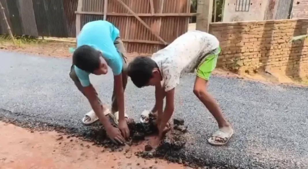 হাতের টানেই উঠছে সড়কের পিচ