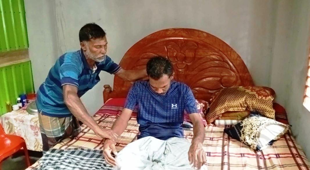 কেয়ারটেকারকে হ্যান্ডকাপ পরিয়ে ‘মারধর ডিবির’, ঝলসে দেয়া হয় পুরুষাঙ্গ