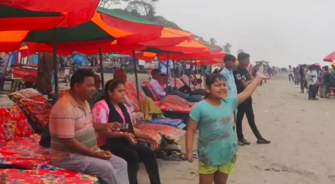 কুয়াকাটায় পর্যটকের ঢল