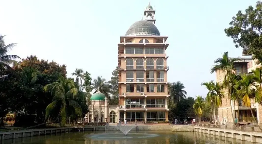 নান্দনিকতায় অনন্য মালঞ্চ মসজিদ