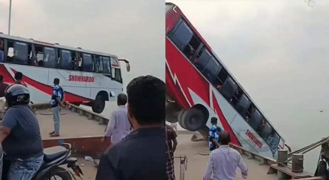 পদ্মায় বাসডুবি