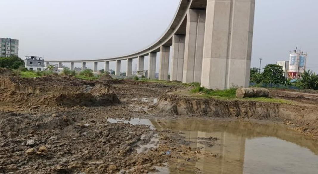 রেলসেতুর পিলারের নিচের মাটি কাটা বন্ধ