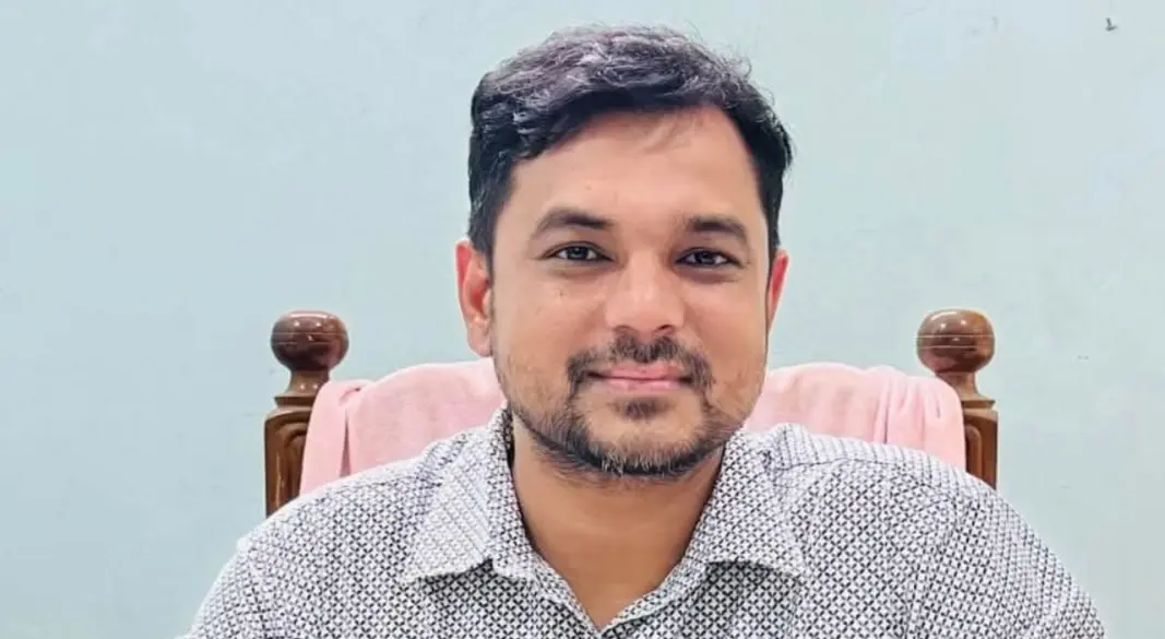 সাব-রেজিস্ট্রার জাকির হোসেন।