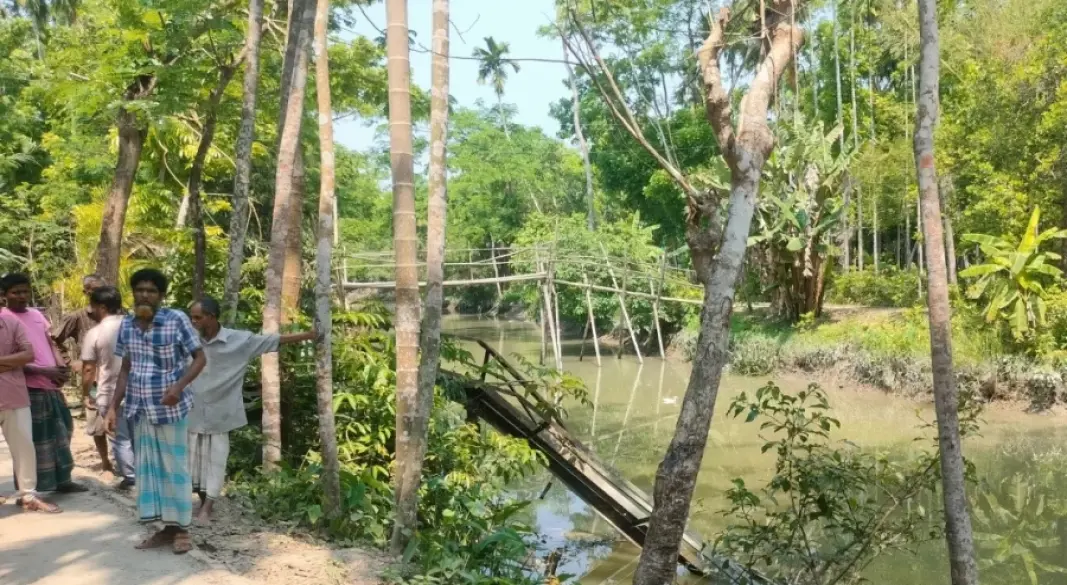 সিডরে ক্ষতিগ্রস্ত ব্রিজ