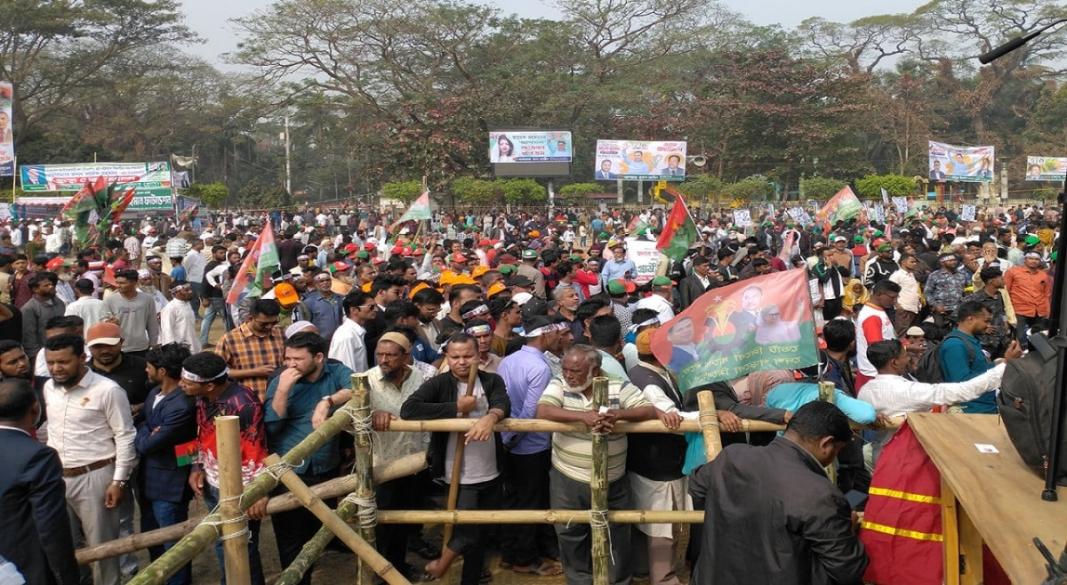 বরিশালের বেলস পার্কে জনতার ঢল