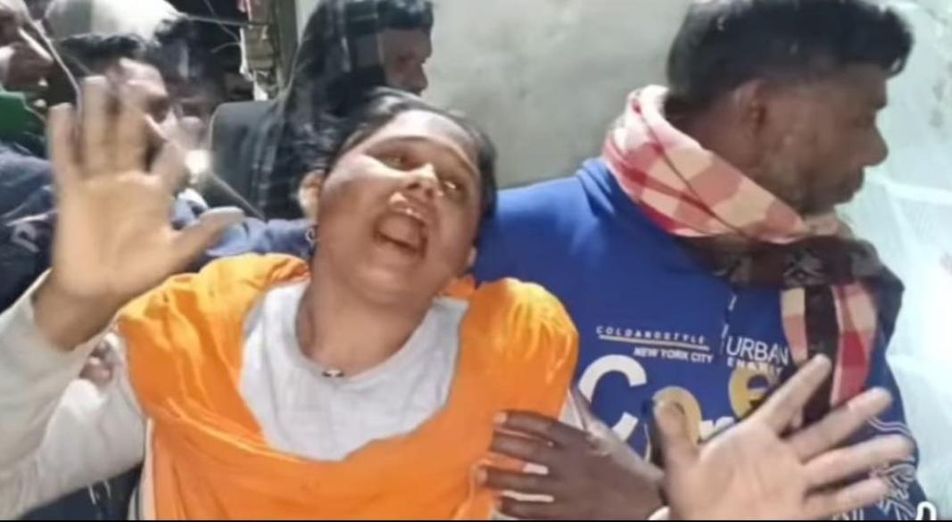 মাকে গলাকেটে হত্যা, মেয়ে আটক
