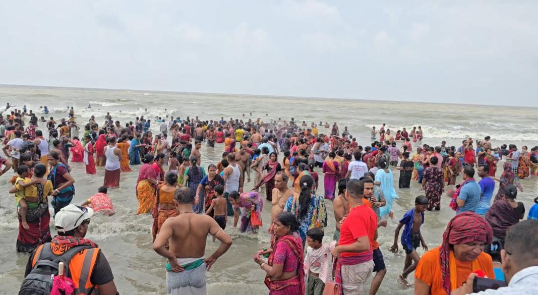কুয়াকাটায় অক্ষয় তৃতীয়ায় পুণ্যস্নান